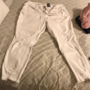 Distressed White Cropped Jeans